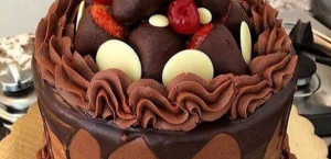 Chocolate cake with strawberries