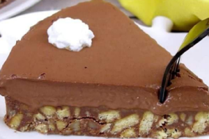 No-bake chocolate cream cake