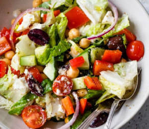 Easy Greek Salad with Lettuce