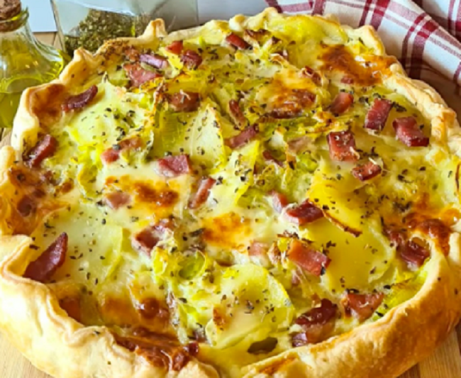 Savory pie with potatoes and ham