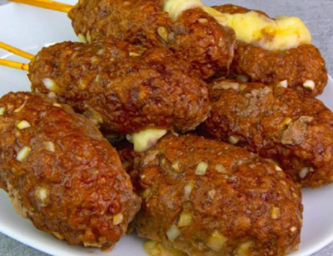 Meat skewers stuffed with cheese