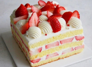 STRAWBERRY CREAM CAKE