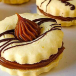 Cookies filled with Dulce de leche